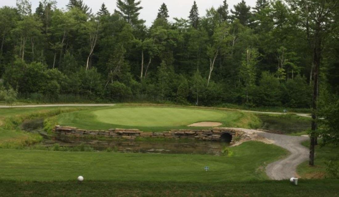Vue du parcours de Club de Golf Le Grand-Duc, à Sainte-Sophie.