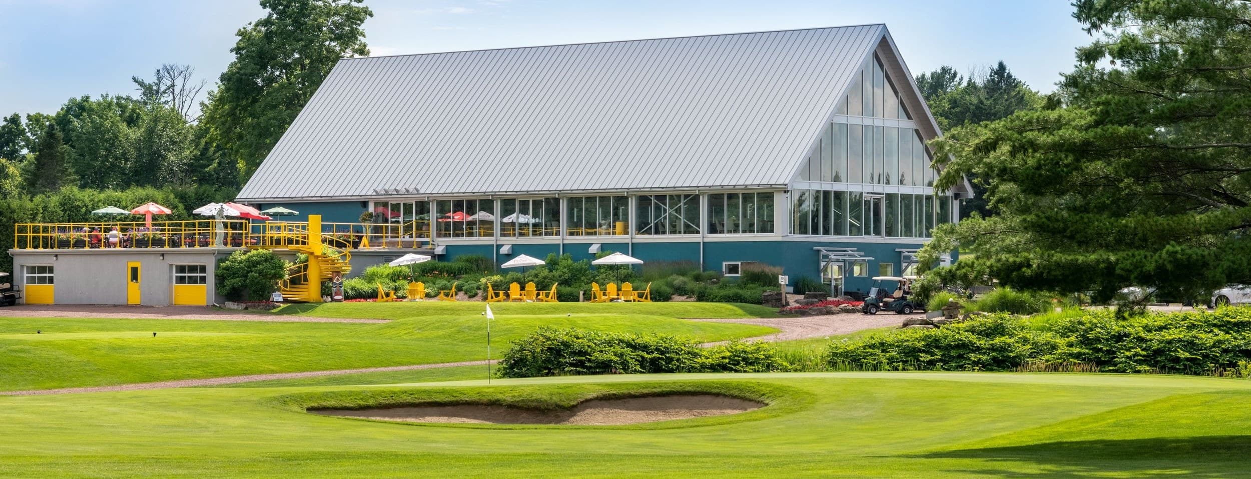 Le pavillon du Golf Griffon des Sources, avec le parcours en avant-plan.