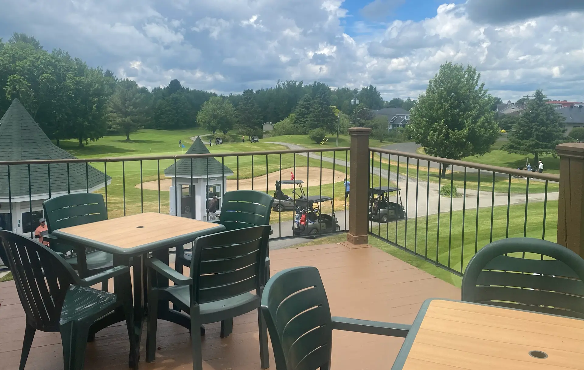 La terrasse du Vieux Village avec vue sur le parcours à Bromont.